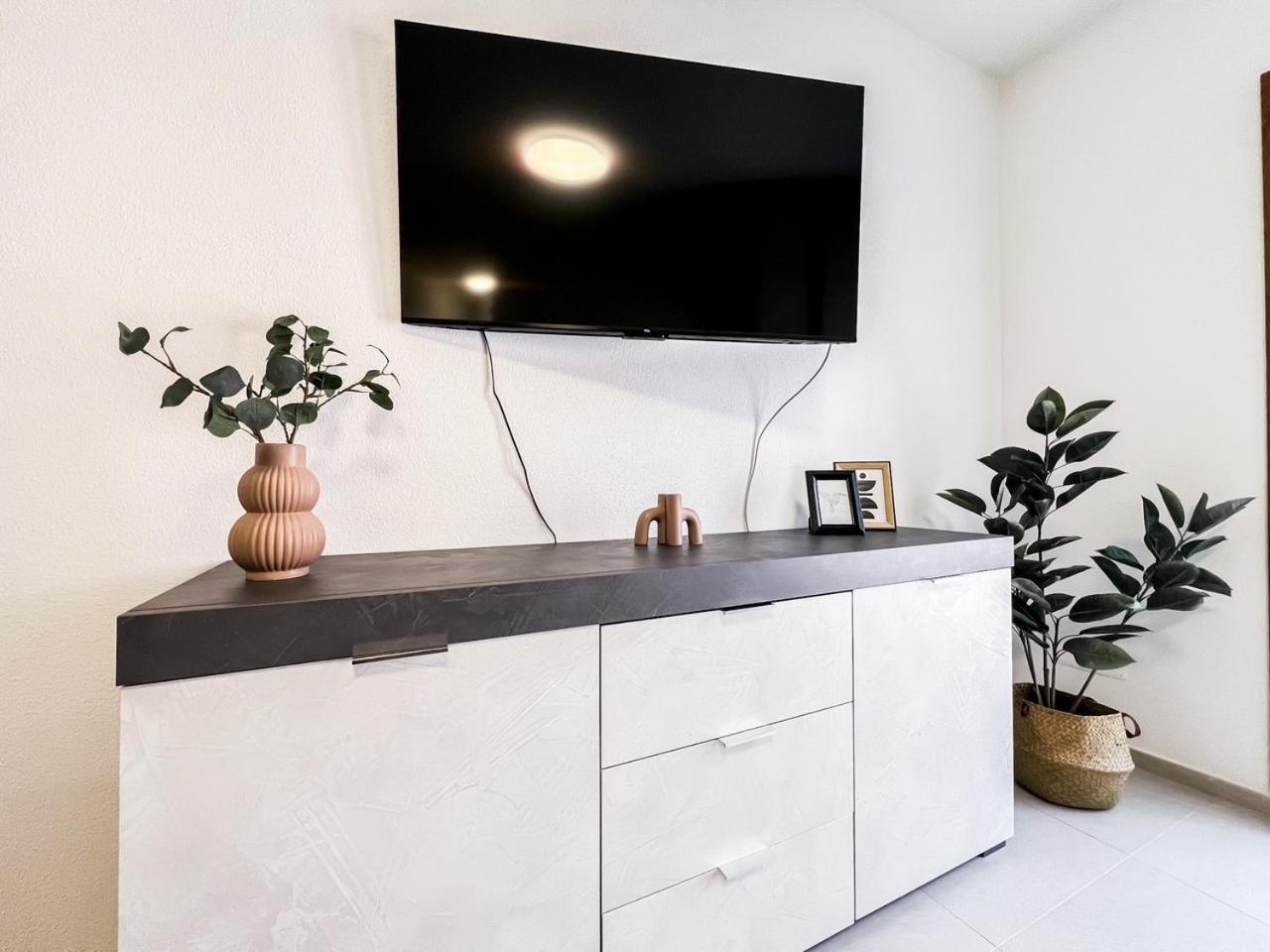 Mono Mariposa Apartment